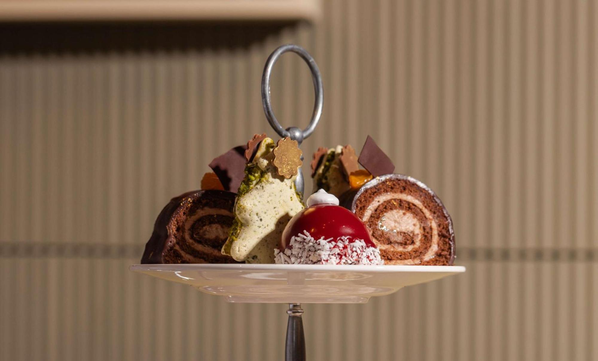 Art'Otel London Battersea Power Station, Powered By Radisson Hotels Extérieur photo A selection of petits fours