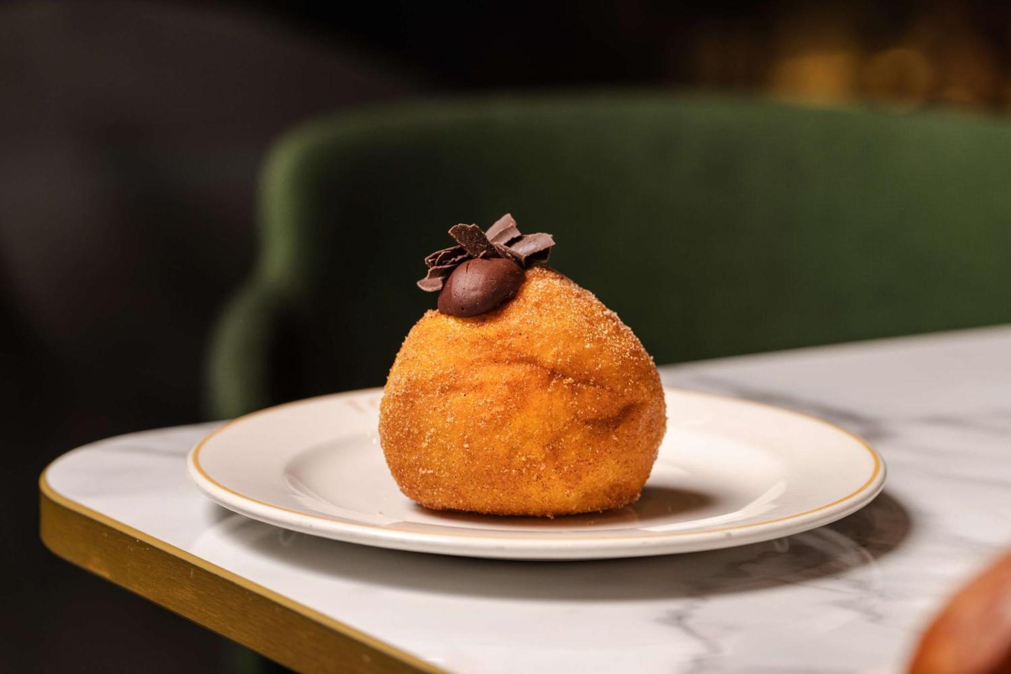 Art'Otel London Battersea Power Station, Powered By Radisson Hotels Extérieur photo A chocolate-filled zeppola