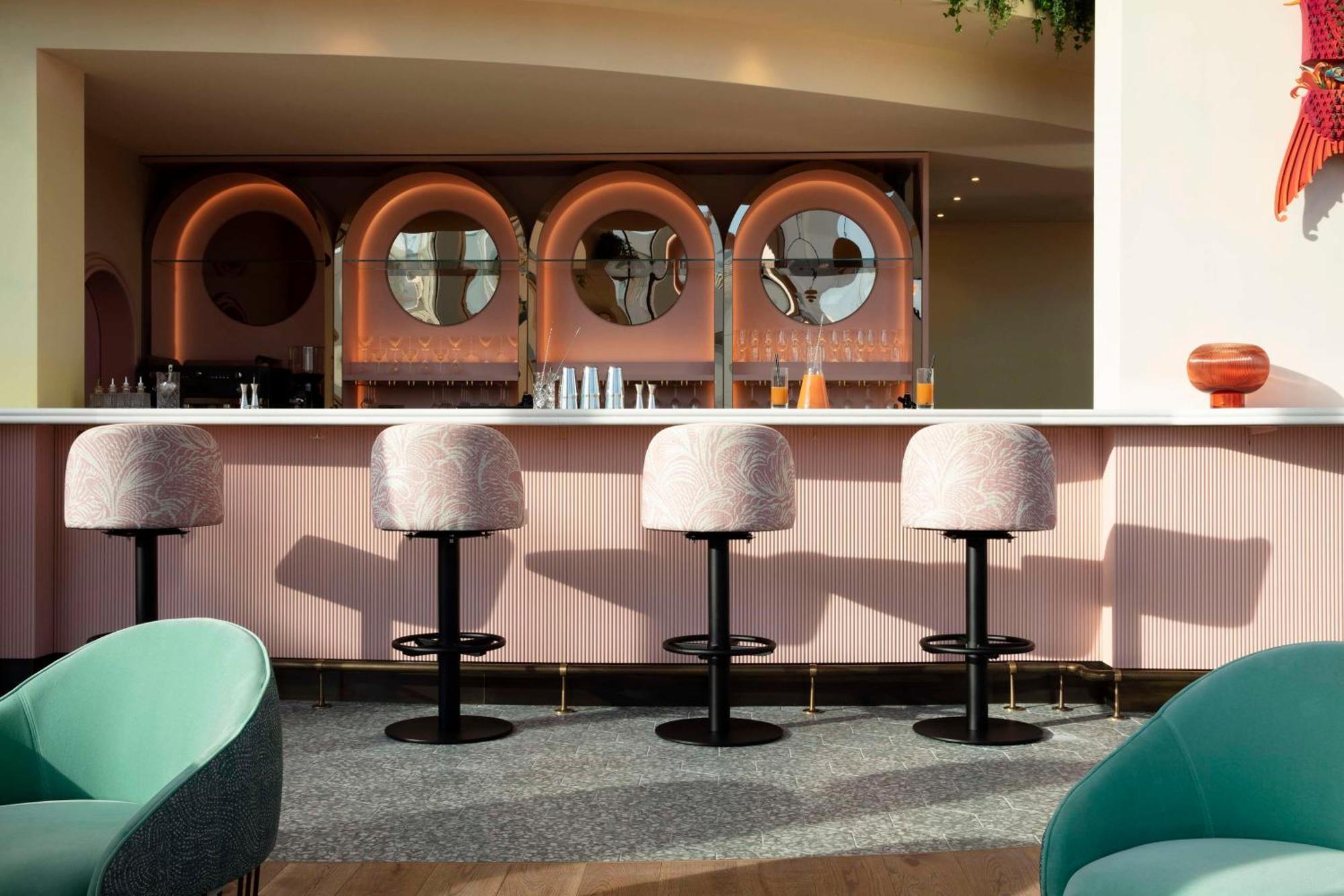 Art'Otel London Battersea Power Station, Powered By Radisson Hotels Extérieur photo The bar at the 1900