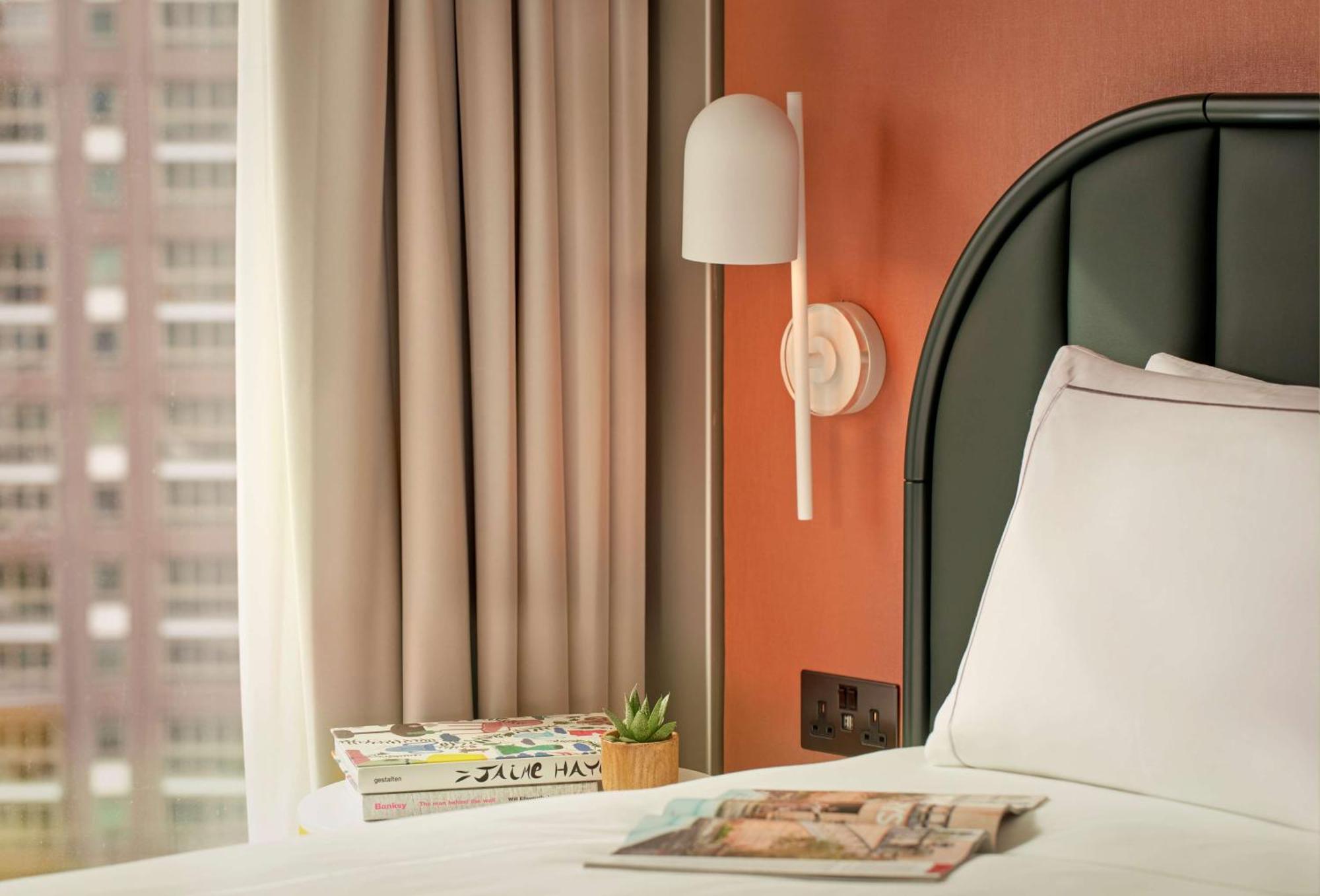 Art'Otel London Battersea Power Station, Powered By Radisson Hotels Extérieur photo A wall light