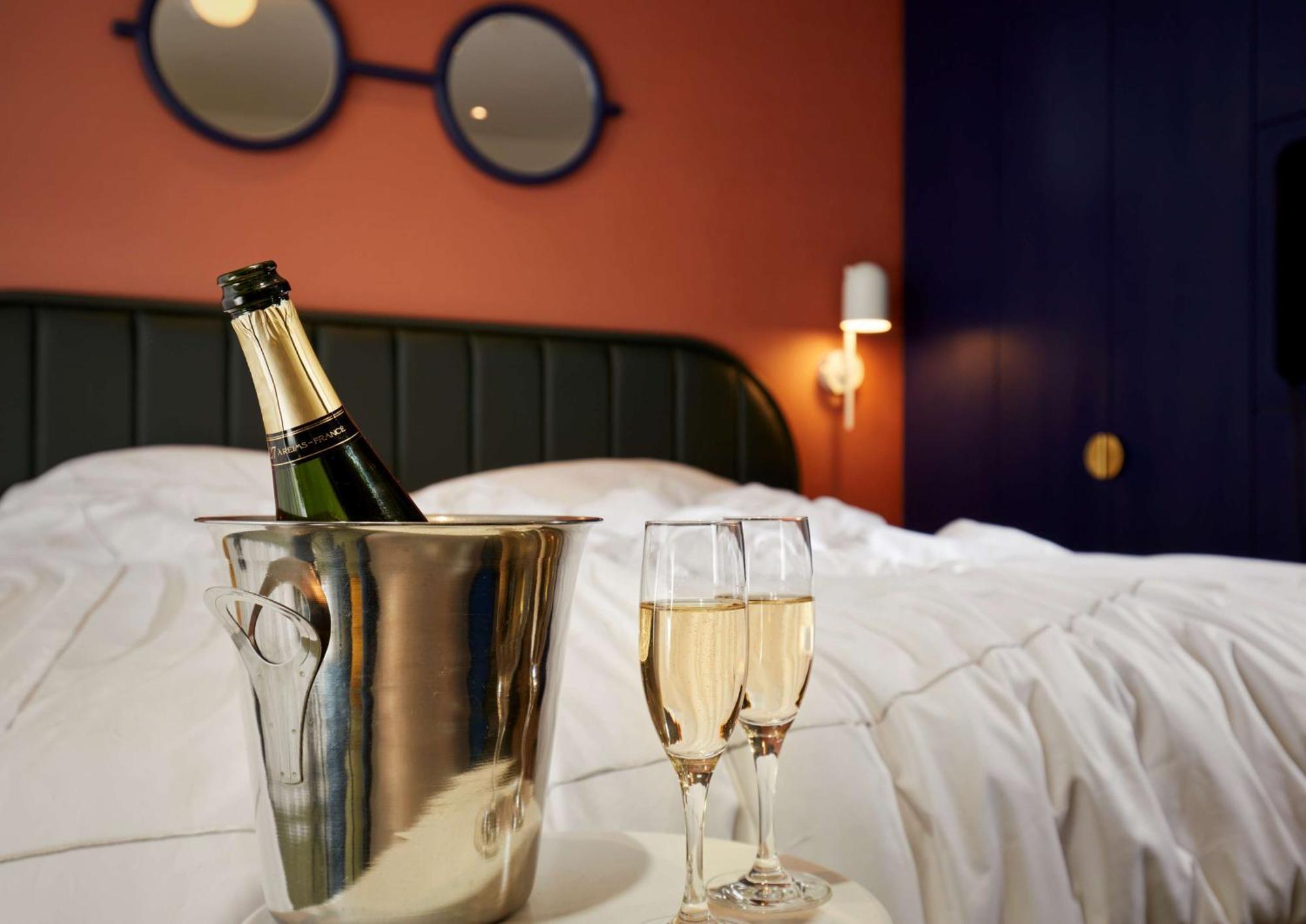 Art'Otel London Battersea Power Station, Powered By Radisson Hotels Extérieur photo Champagne in a champagne bucket