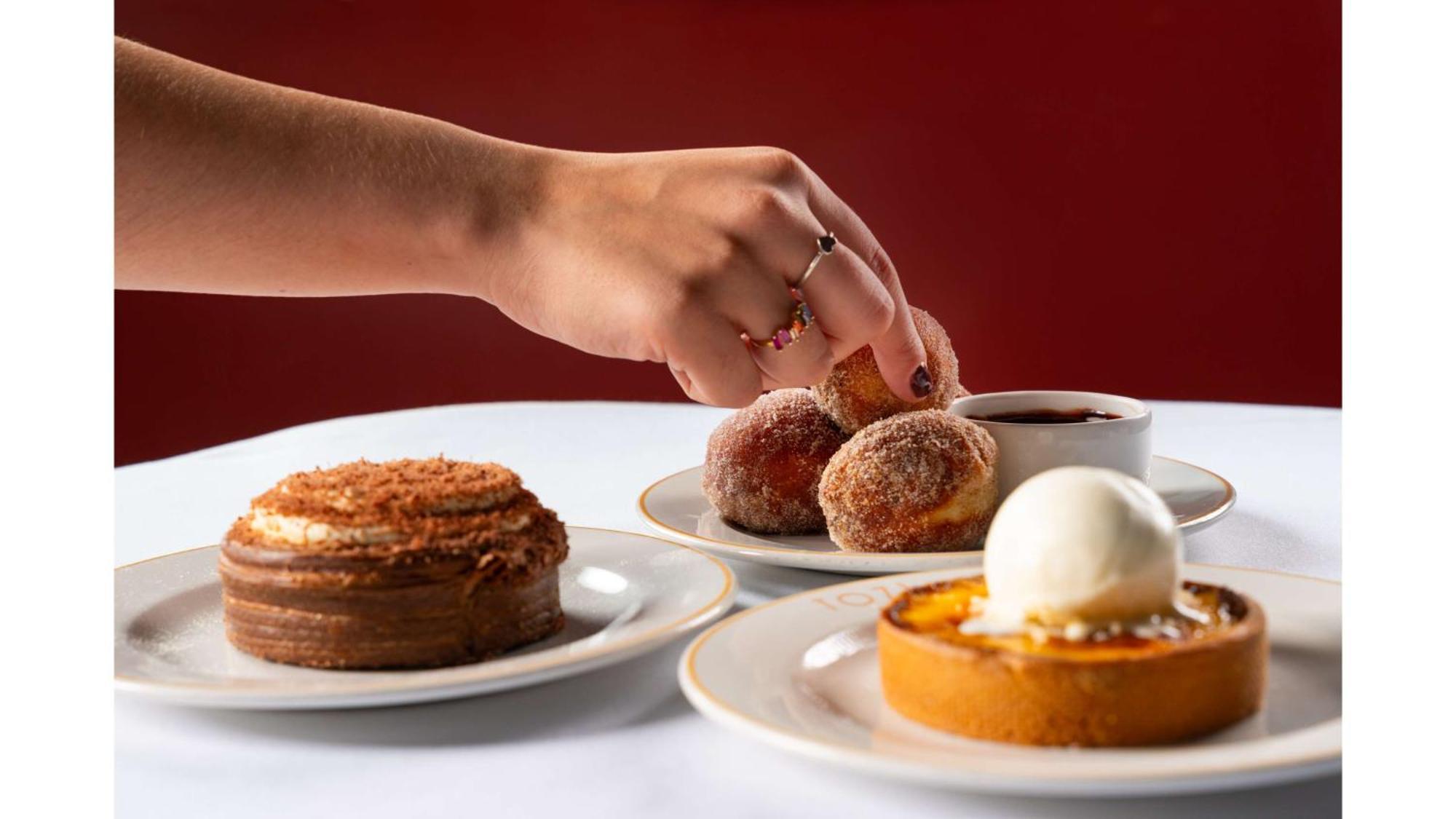 Art'Otel London Battersea Power Station, Powered By Radisson Hotels Extérieur photo A selection of desserts