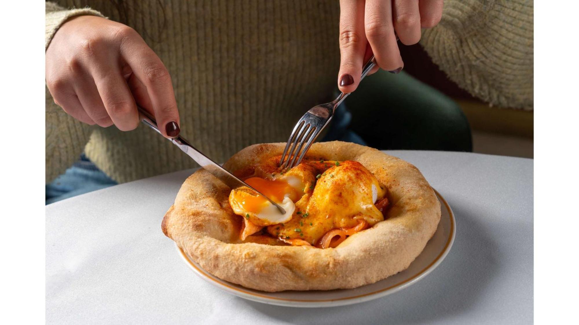 Art'Otel London Battersea Power Station, Powered By Radisson Hotels Extérieur photo A person cutting into a pizza