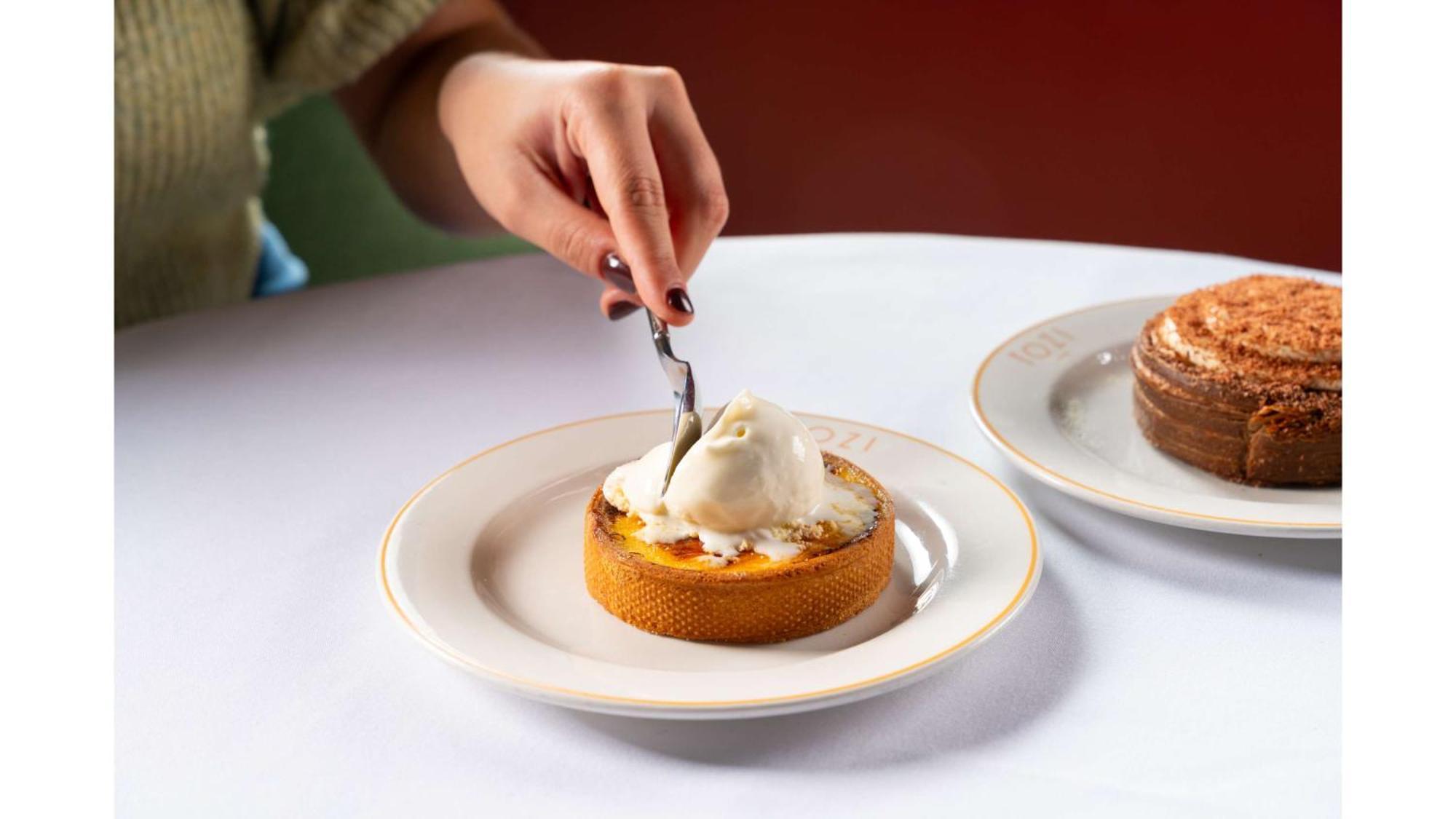 Art'Otel London Battersea Power Station, Powered By Radisson Hotels Extérieur photo A person cutting into a pumpkin pie