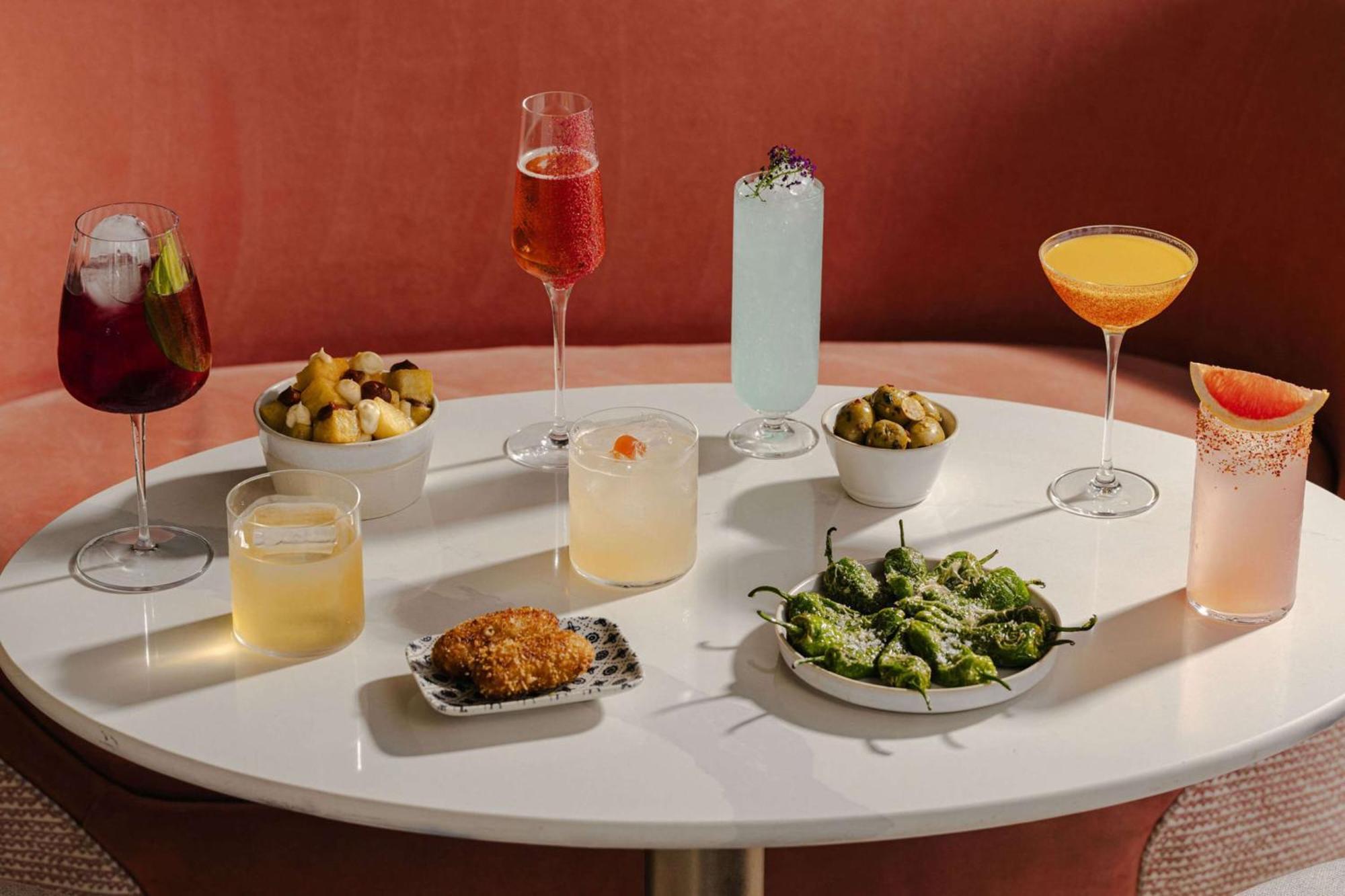 Art'Otel London Battersea Power Station, Powered By Radisson Hotels Extérieur photo Cocktails and tapas at the restaurant
