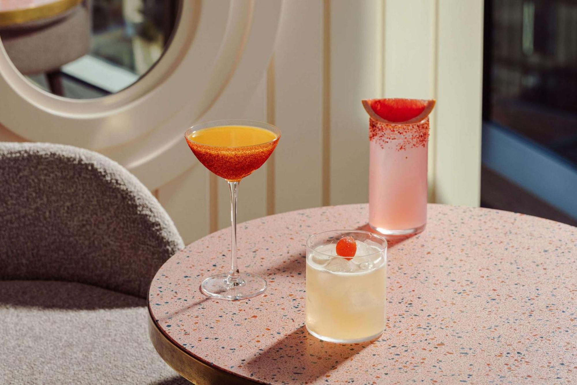 Art'Otel London Battersea Power Station, Powered By Radisson Hotels Extérieur photo Cocktails at the bar